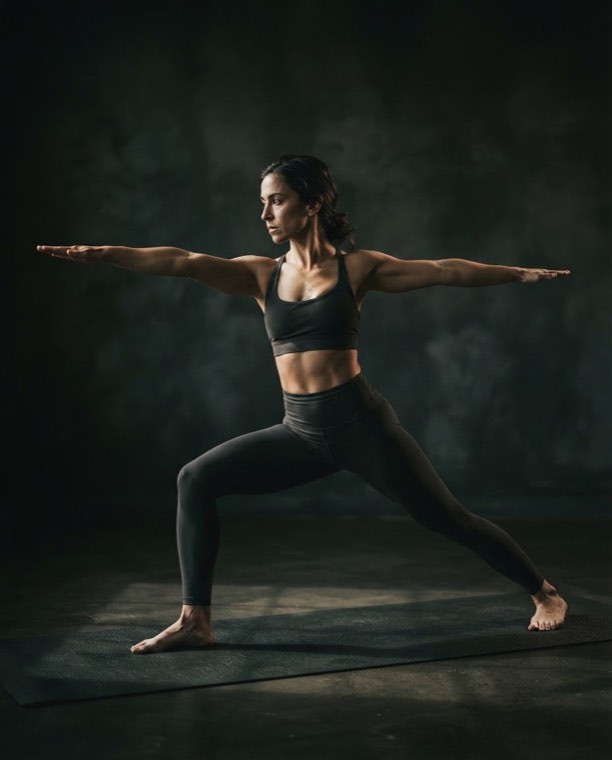 Instrutora praticando yoga